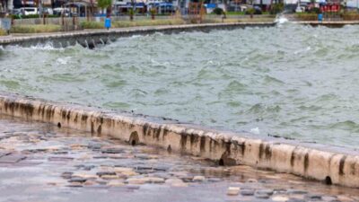 Ege’yi etkisi altına alan düşük basınç sistemi İzmir’de deniz seviyesini