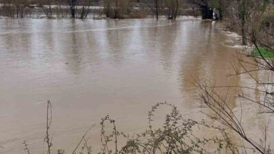 Denizli’de Akçay Deresi yoğun yağışların ardından taştı. Köprübaşı ile Demirciler