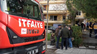 Denizli’de 3 katlı apartmanın 1. katında çıkan yangın, itfaiye ekiplerinin
