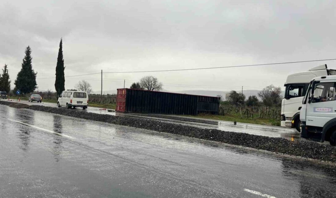 Denizli’de etkili olan yağmur, trafik kazasını beraberinde getirdi. Denizli-Salihli karayolu