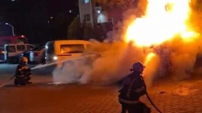 Denizli’de gece saatlerinde park halindeki bir araçta çıkan yangın, itfaiye