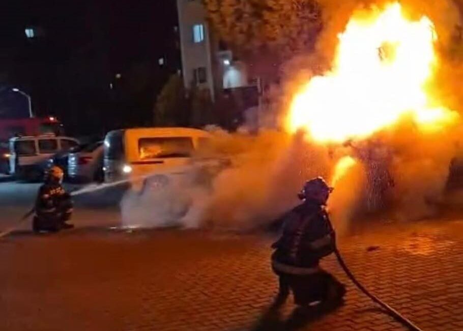 Denizli’de gece saatlerinde park halindeki bir araçta çıkan yangın, itfaiye