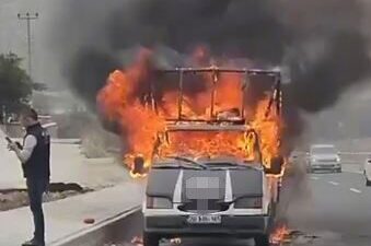 Denizli’nin Pamukkale ilçesinde seyir halindeki ticari araç alev alev yandı.