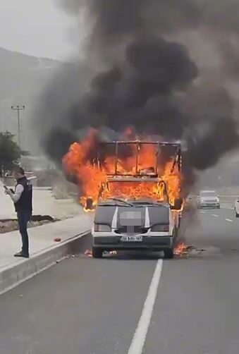Denizli’nin Pamukkale ilçesinde seyir halindeki ticari araç alev alev yandı.