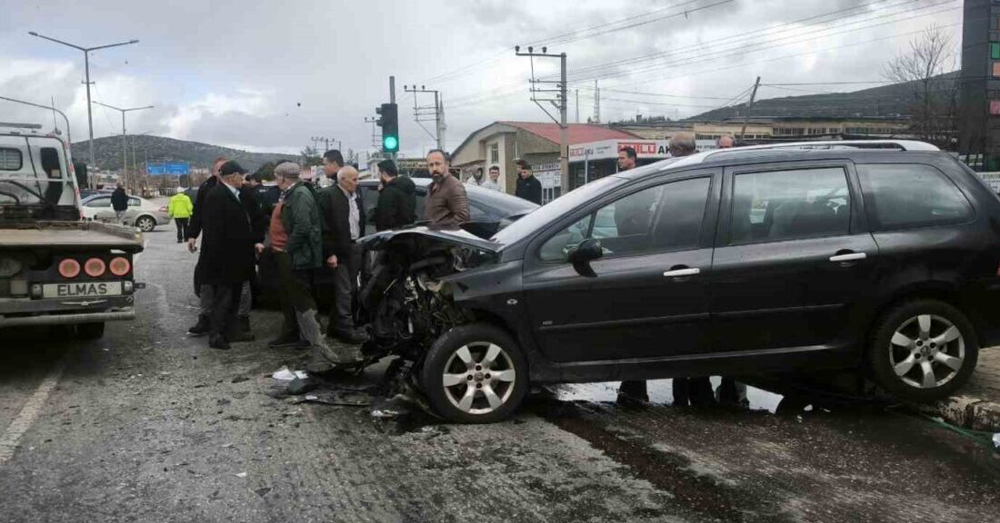 Denizli’de üç aracın kavşakta çarpıştığı kazada bir kişi ağır yaralandı.