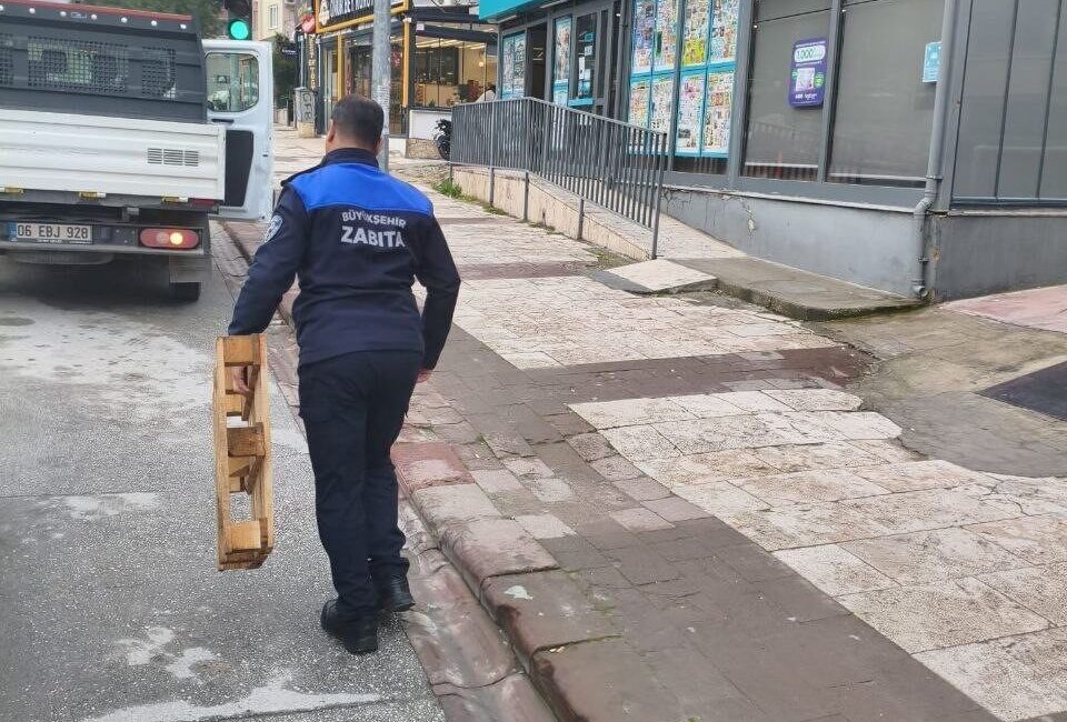 Denizli Büyükşehir Belediyesi Zabıta Dairesi Başkanlığı ekipleri, yaya trafiğini olumsuz
