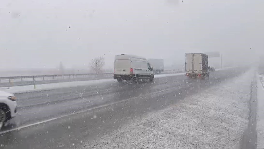Denizli’nin alçak kesimlerinde yağmur etkili olurken, yüksek kesimlerinde ise kar
