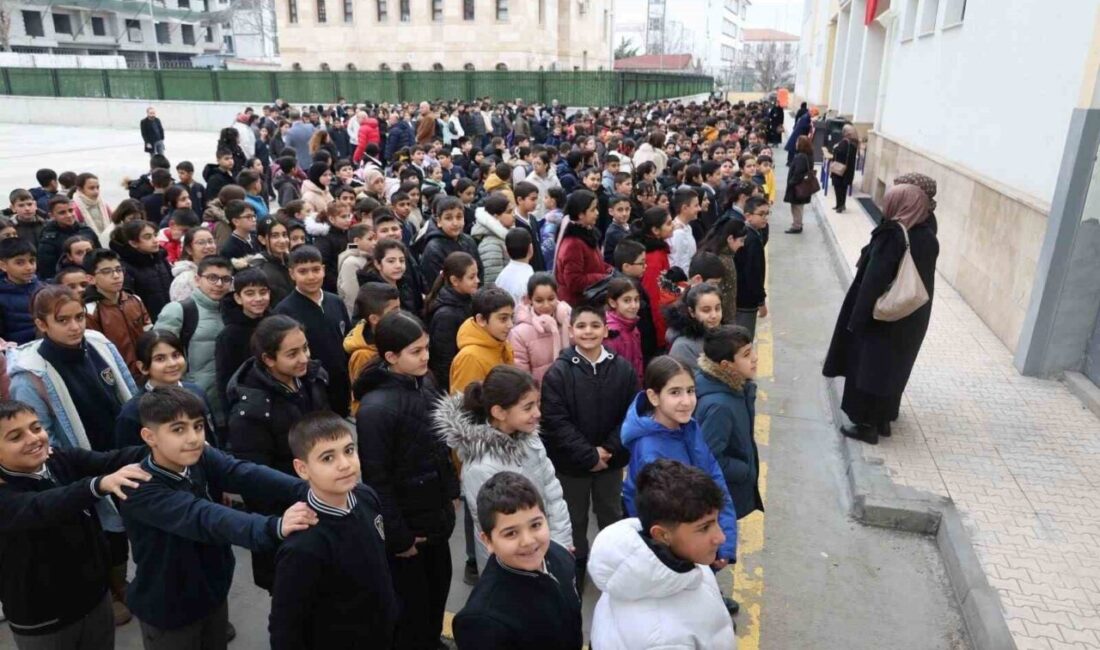 Asrın felaketinde hayatını kaybedenler, Elazığ’daki tüm okullarda düzenlenen programlarla anıldı.