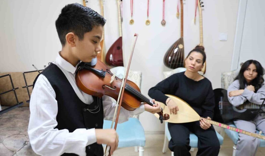 Elazığ’da deprem sonrası evleri ağır hasar alan ve konteyner kentte