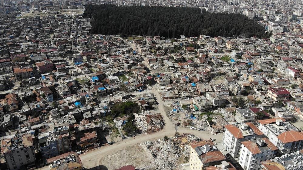 Hatay’da depremin ilk anlarında çok sayıda evin yerle bir olduğu