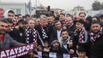 Hatay’ın Defne ilçesinde afetzede vatandaşlarla bir araya gelen Beşiktaş Kulübü