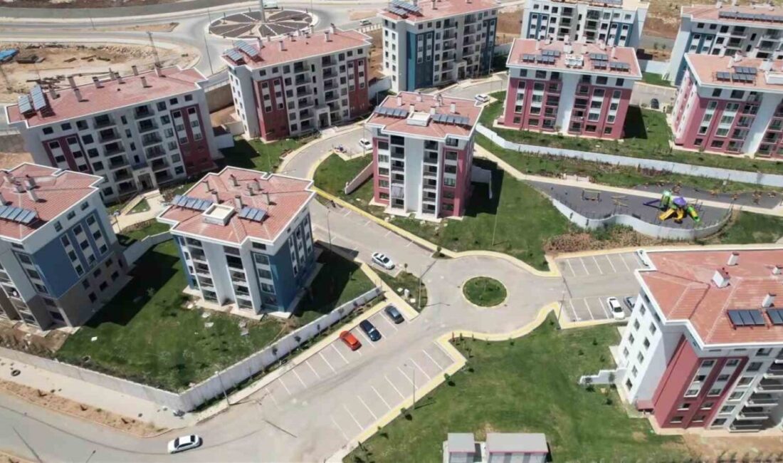 Adıyamanlı depremzedeler, açıklanan deprem konutu fiyatlarından memnun olduklarını dile getirdi.