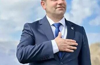 Hakkari’nin Derecik Belediye Başkanı Hasan Dinç’in başkanlığı düştü. Derecik Belediye