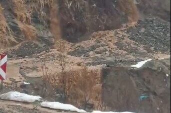 Hakkari’nin Şemdinli ile Derecik ilçelerini birbirine bağlayan kara yolunda heyelan