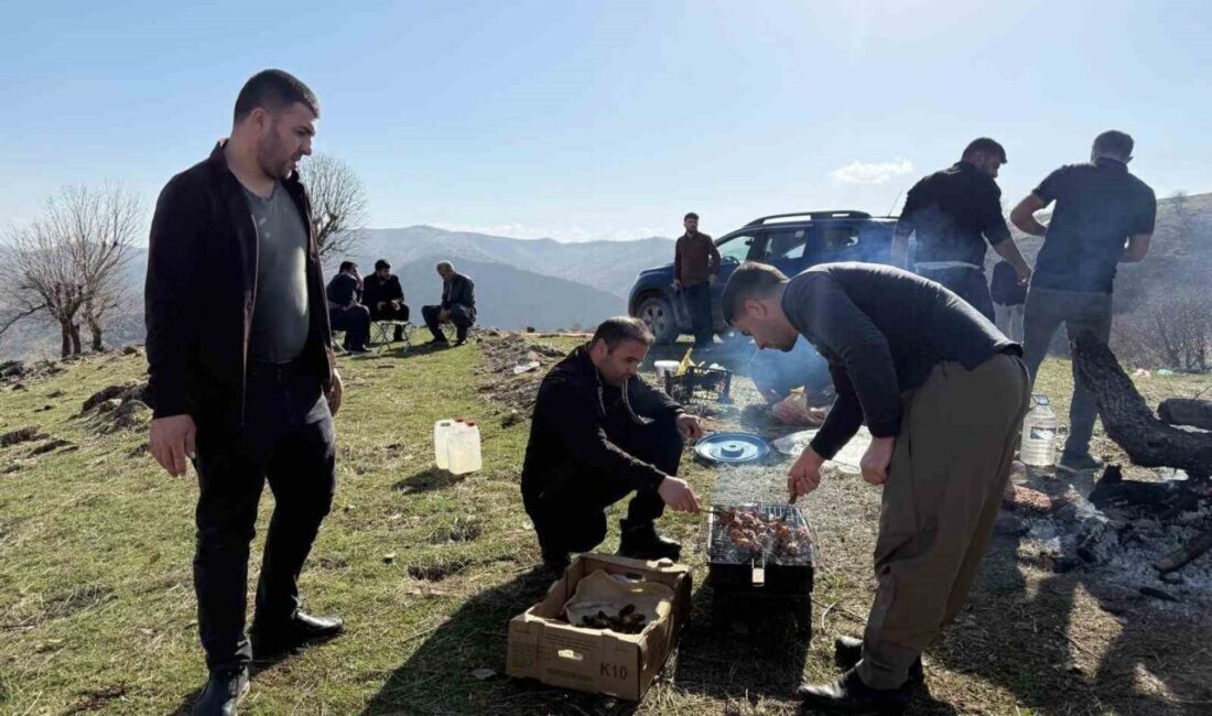 Hakkari’nin Derecik ilçesinde günler sonra güneşli havayı gören vatandaşlar piknik