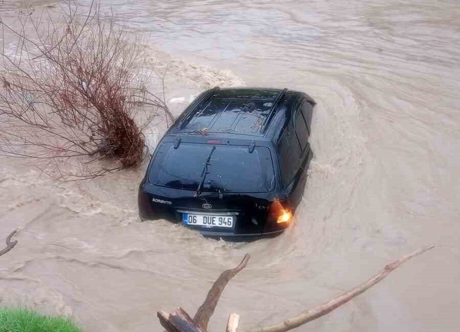 Kocaeli’nin Gebze ilçesinde sağanak yağışta dereye sürüklenen otomobil, bir gün