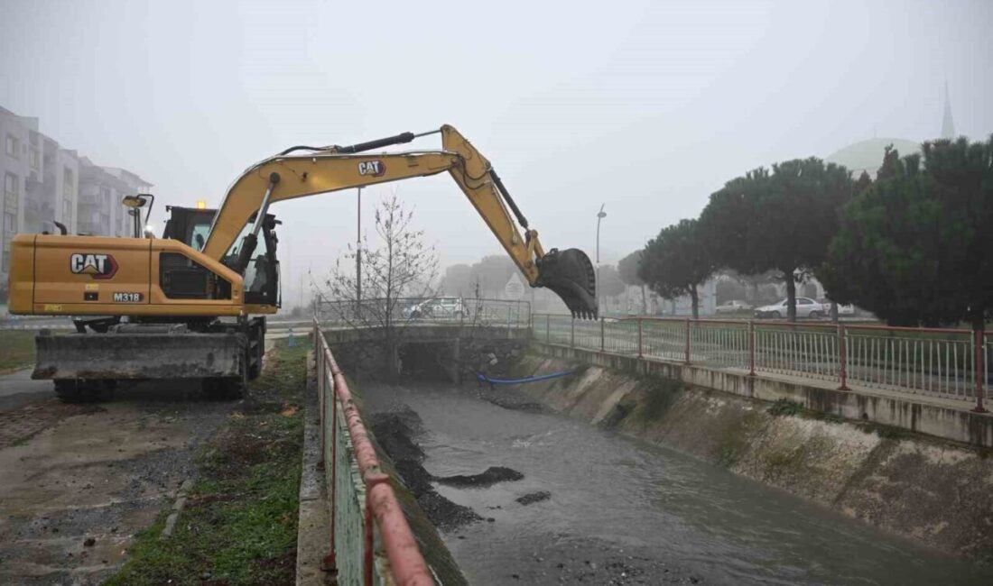 Manisa’nın Yunusemre ilçesinde bulunan Bozköy Deresi’nde yapılan temizlik çalışmaları görenleri