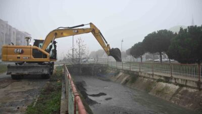 Manisa’nın Yunusemre ilçesinde bulunan Bozköy Deresi’nde yapılan temizlik çalışmaları görenleri