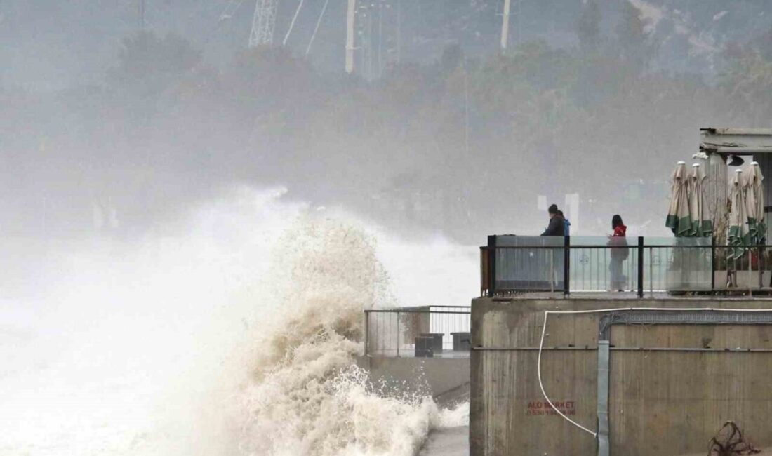 Sarı kod ile uyarılan Antalya’da dün gece saatlerinde sağanak ve