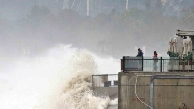 Sarı kod ile uyarılan Antalya’da dün gece saatlerinde sağanak ve