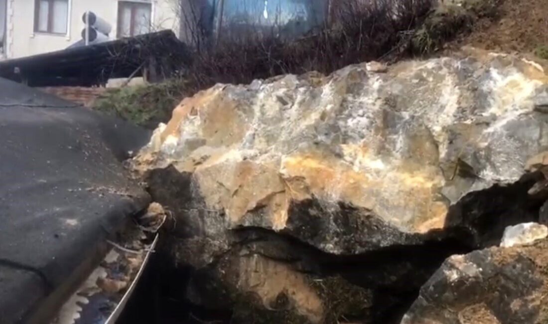 Tunceli’nin Çemişgezek ilçesinde kopan dev kaya parçası bir evin çatısına