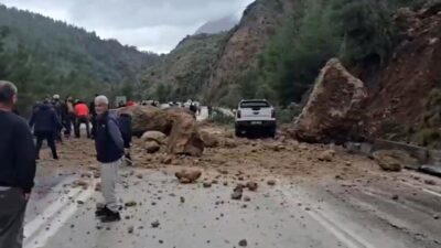 Isparta-Antalya kara yolunda, heyelan nedeniyle dev kayalar yola düşerken yol