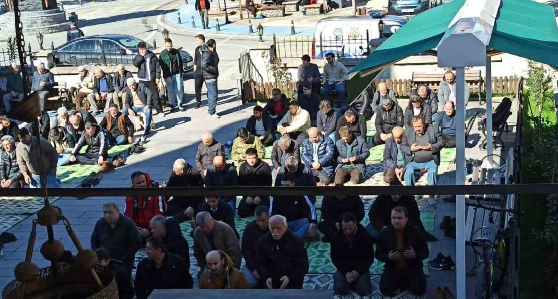 Devrek Ramazan ayının ilk Cuma namazı yoğun katılım ile idrak