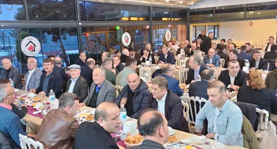 Her yıl geleneksel olarak organize edilen programda Devrekli muhtarlar iftar