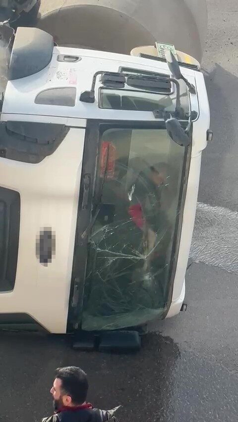 Kocaeli TEM Otoyolu gişelerinde kontrolden çıkan beton mikseri yan yattı,