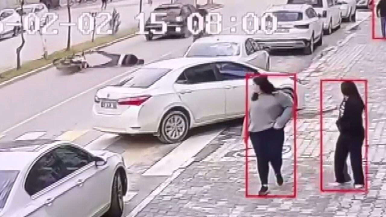 Şanlıurfa’nın Birecik ilçesinde, devrilen motosikletin sürücüsü metrelerce sürüklendi, kaza anı