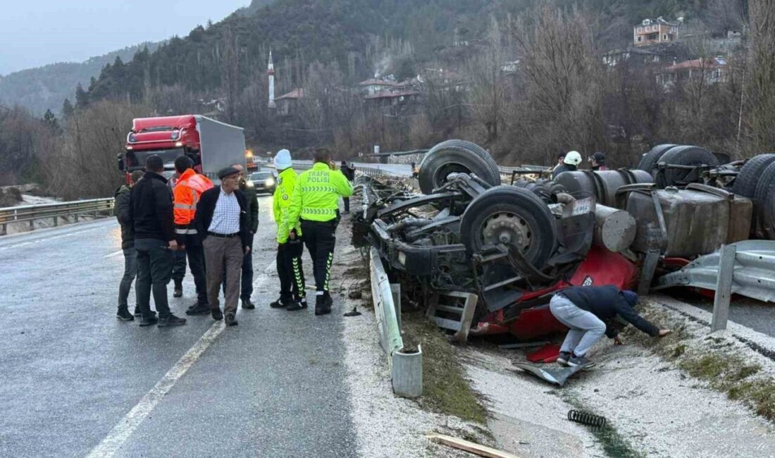 Çankırı’nın Ilgaz ilçesinde devrilen tahta yüklü tırın altında kalan sürücü