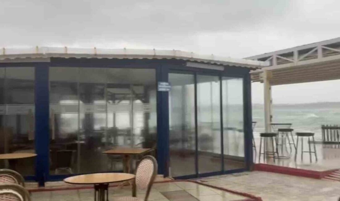 Aydın’ın Didim ilçesinde etkili olan fırtına denizin taşmasına neden oldu.