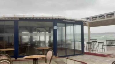 Aydın’ın Didim ilçesinde etkili olan fırtına denizin taşmasına neden oldu.