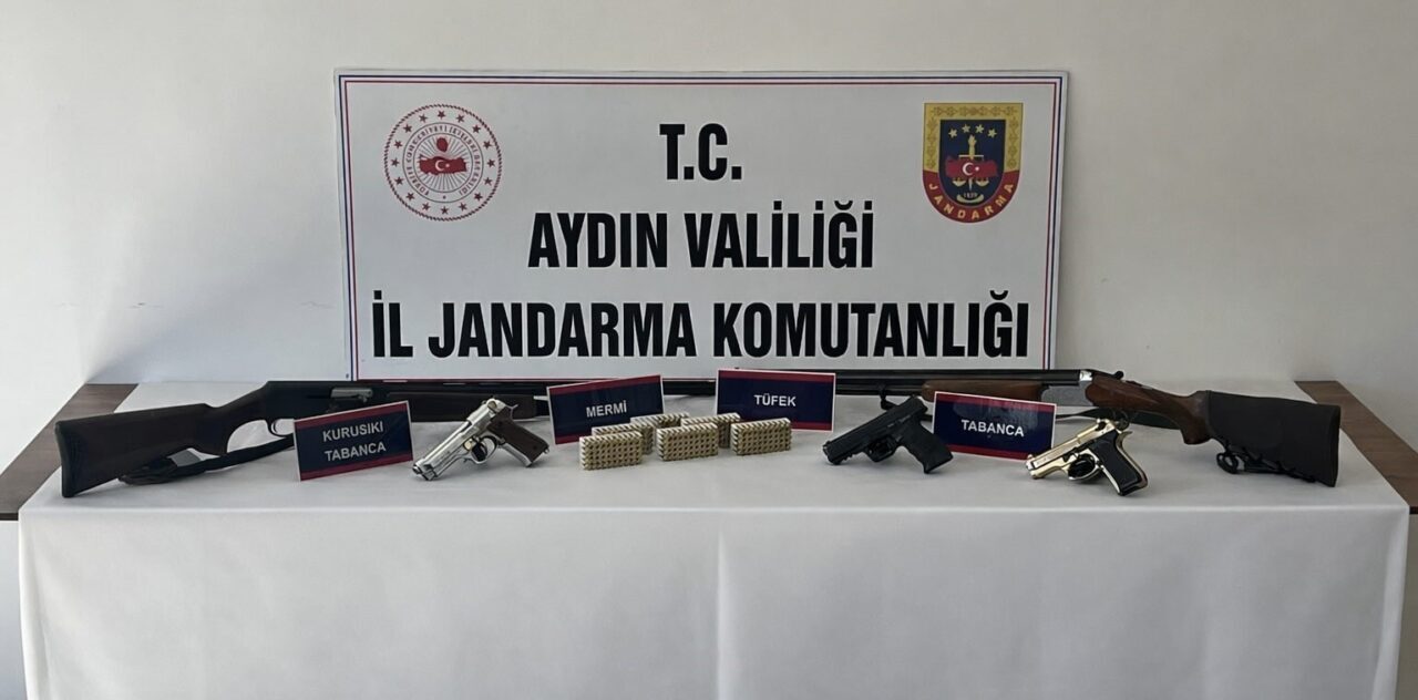 Aydın’ın Didim ilçesinde gerçekleştirilen operasyonda çok sayıda tabanca ve tüfek