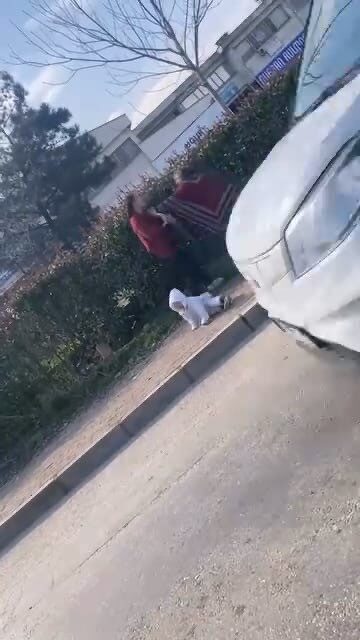 Bursa’nın Yıldırım ilçesinde dilenci kadınlar arasında çıkan kavga, kameraya yansıdı.