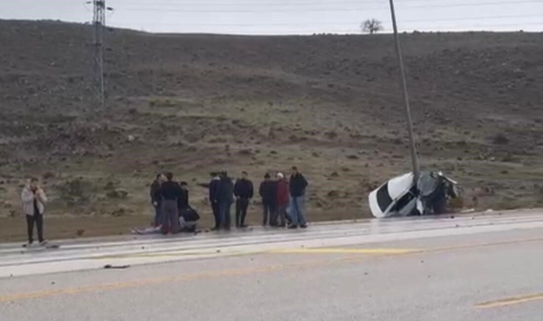 Kayseri’nin Develi ilçesinde direğe çarpan otomobil ortadan ikiye katlanırken, sürücü