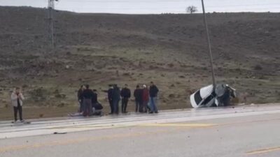 Kayseri’nin Develi ilçesinde direğe çarpan otomobil ortadan ikiye katlanırken, sürücü