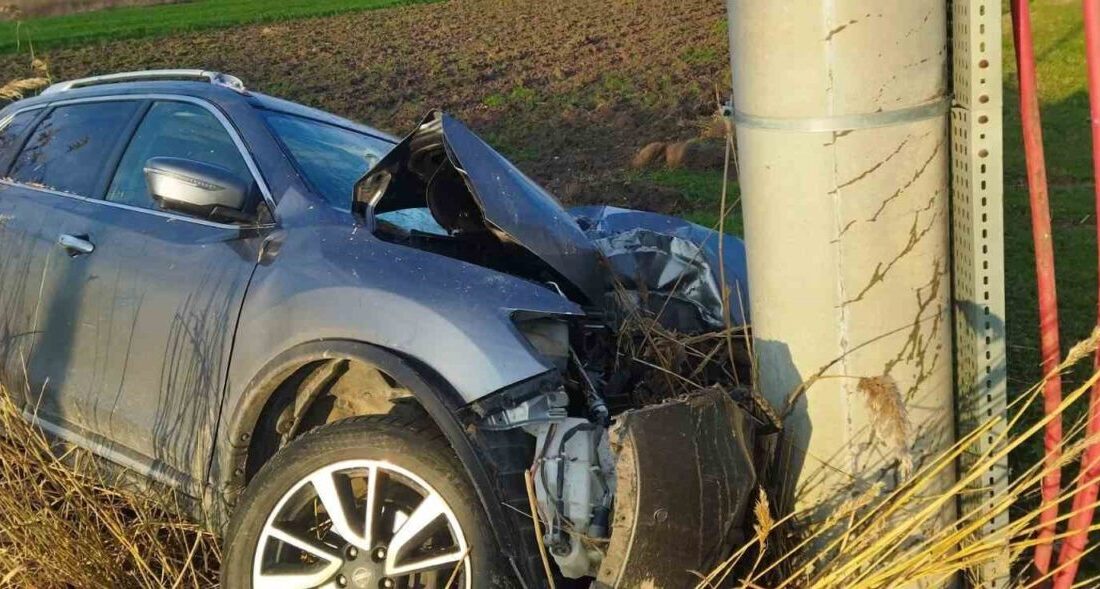 Bursa’nın Karacabey ilçesinde, direksiyon hakimiyetini kaybeden sürücü direğe çarpması sonucu