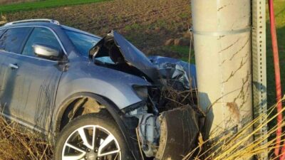 Bursa’nın Karacabey ilçesinde, direksiyon hakimiyetini kaybeden sürücü direğe çarpması sonucu