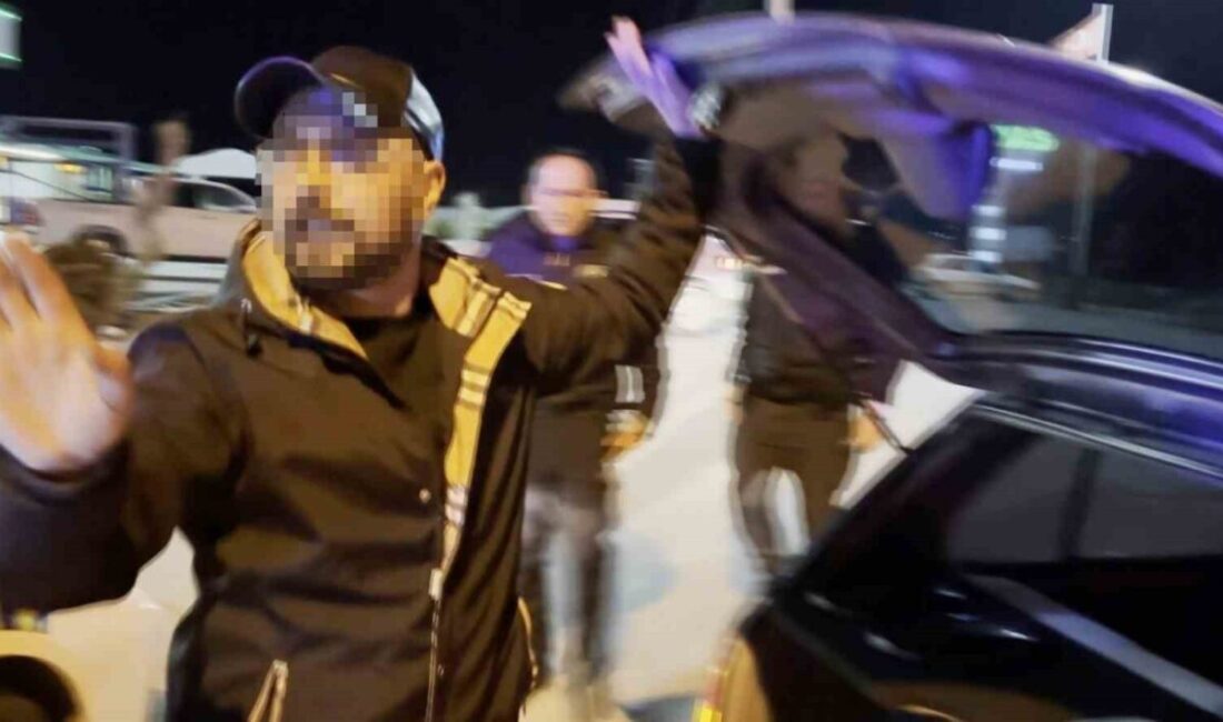 Aksaray’da alkollü olarak kullandığı otomobille bir iş yerinin tabelasına çarpıp