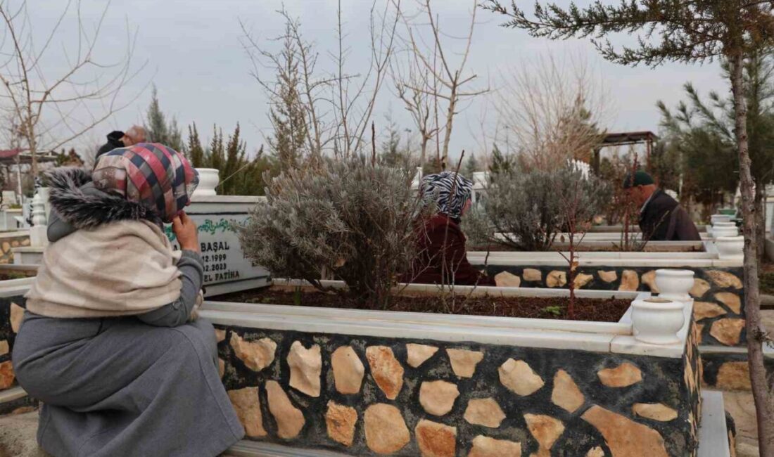 Kahramanmaraş merkezli depremlerde hayatını kaybeden vatandaşlar, Diyarbakır’da düzenlenen programla mezarları