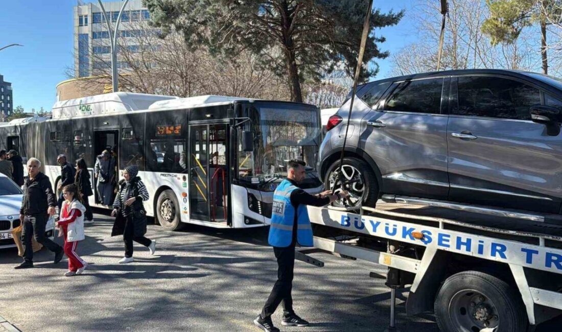 Duraklara park yasağını hiçe sayan sürücülere göz açtırılmadı. Diyarbakır Büyükşehir