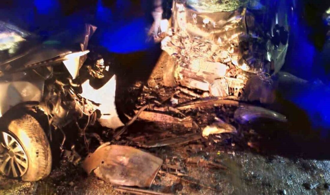 Diyarbakır’ın Çınar ilçesinde iki otomobilin çarpıştığı kazada 2’si çocuk 3