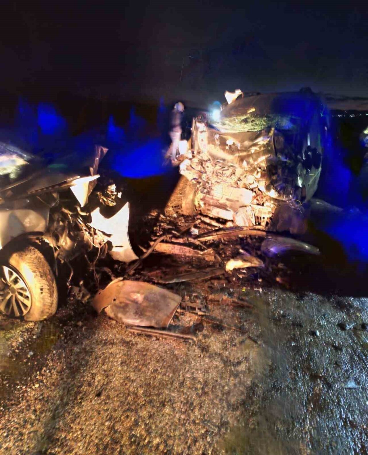 Diyarbakır’ın Çınar ilçesinde iki otomobilin çarpıştığı kazada 2’si çocuk 3