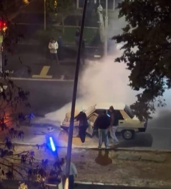 Diyarbakır’da iki aracın çarpıştığı kazada otomobillerden biri alev aldı. Olayda