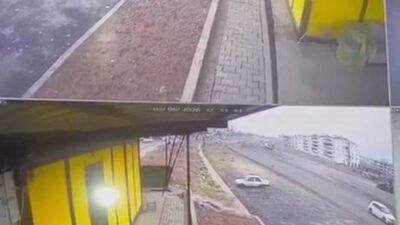 Diyarbakır’da sürücüsünün direksiyon hakimiyetini kaybettiği otomobilin takla attığı anlar kameraya