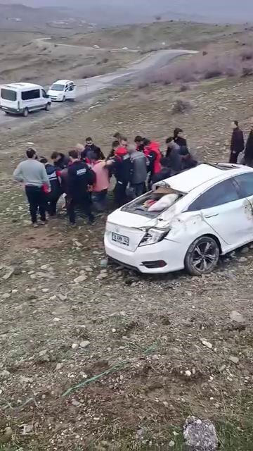Diyarbakır’ın Kulp ve Lice ilçeleri arasında sürücüsünün direksiyon hakimiyetini kaybettiği