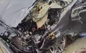 Diyarbakır’da sürücüsünün direksiyon hakimiyetini kaybettiği pikap bariyerlere çarparak durabildi. Kazada