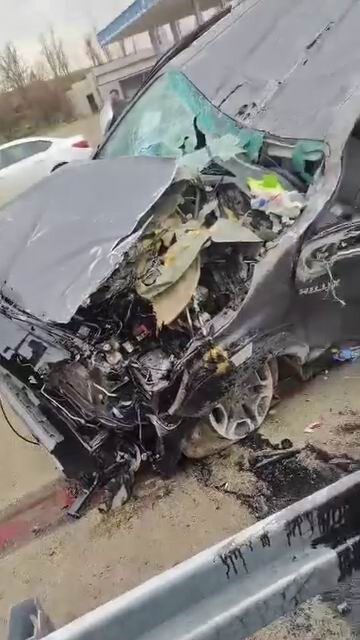 Diyarbakır’da sürücüsünün direksiyon hakimiyetini kaybettiği pikap bariyerlere çarparak durabildi. Kazada