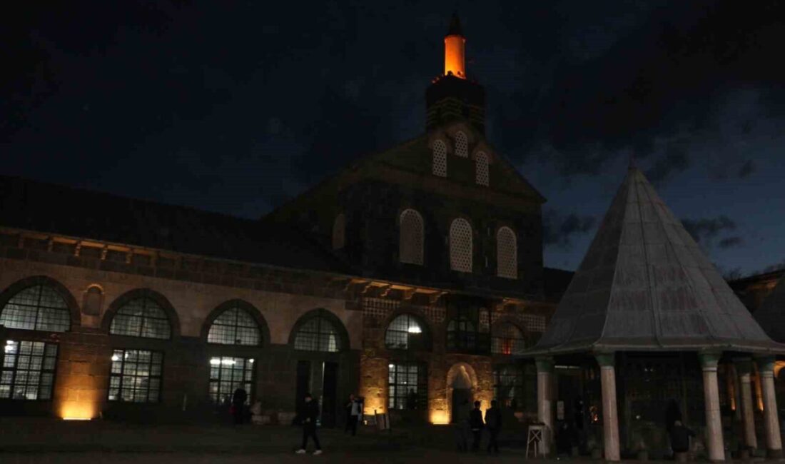 Diyarbakır’da Ramazan ayının ilk teravih namazı, halkın yoğun katılımıyla birçok